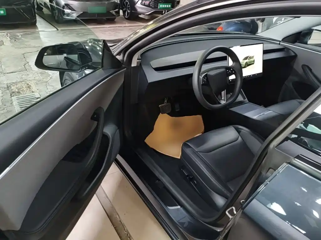 Tesla Model 3 — миниатюра 16