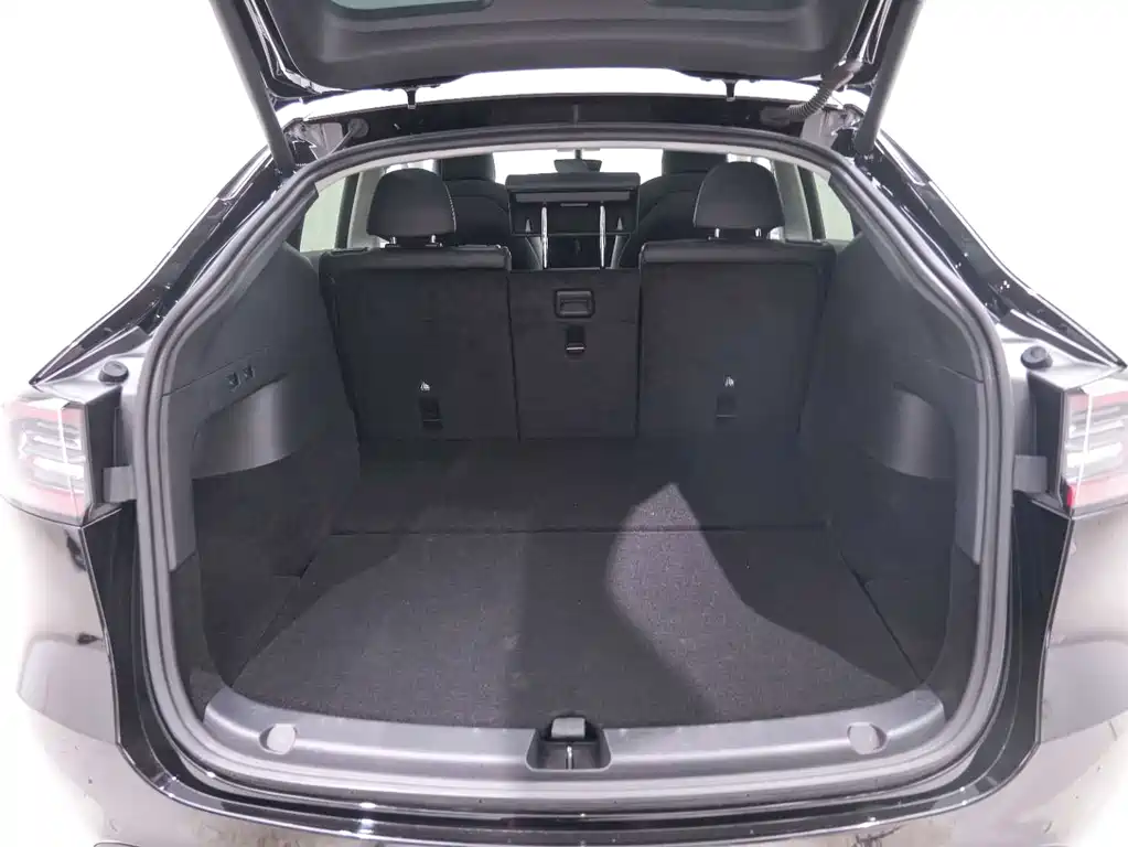 Tesla Model Y — миниатюра 17