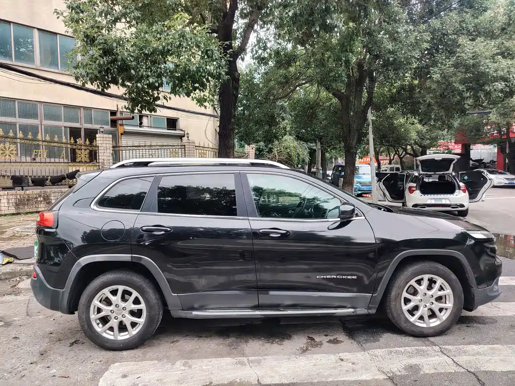 Jeep Cherokee — миниатюра 9