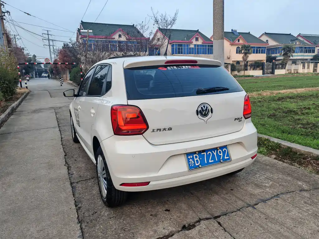 VOLKSWAGEN POLO