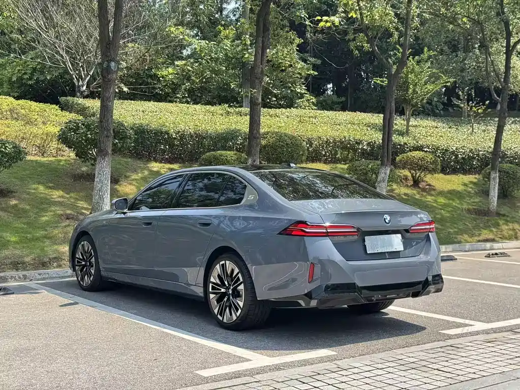 BMW 5 Series — миниатюра 11