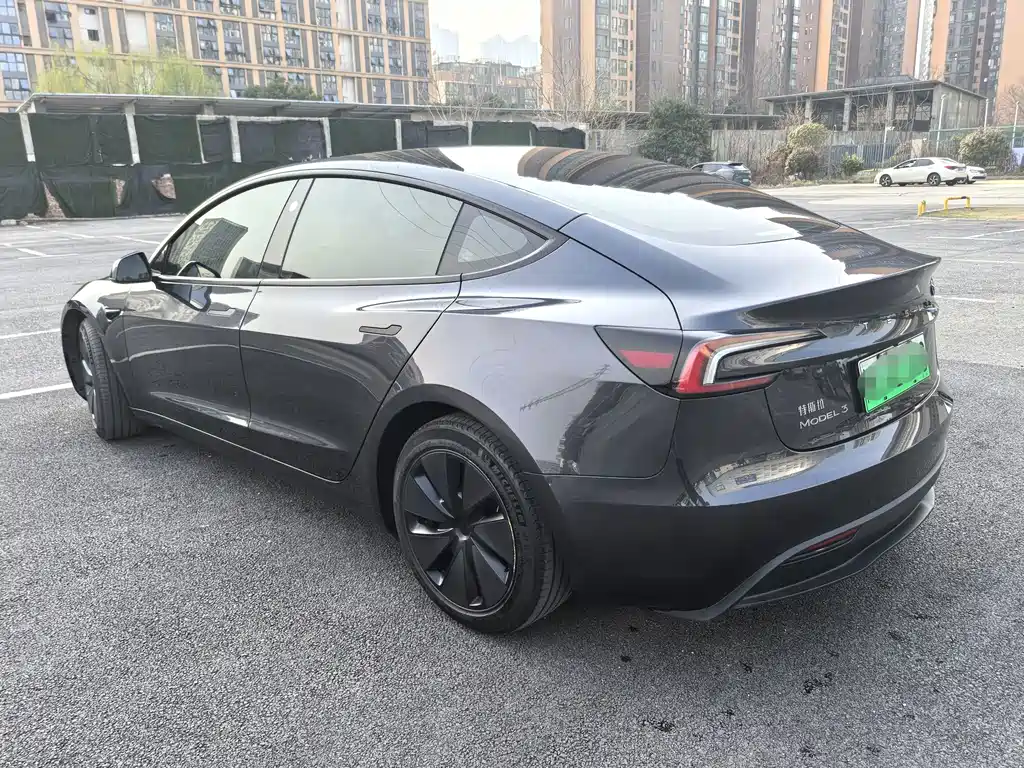 Tesla Model 3 — миниатюра 7