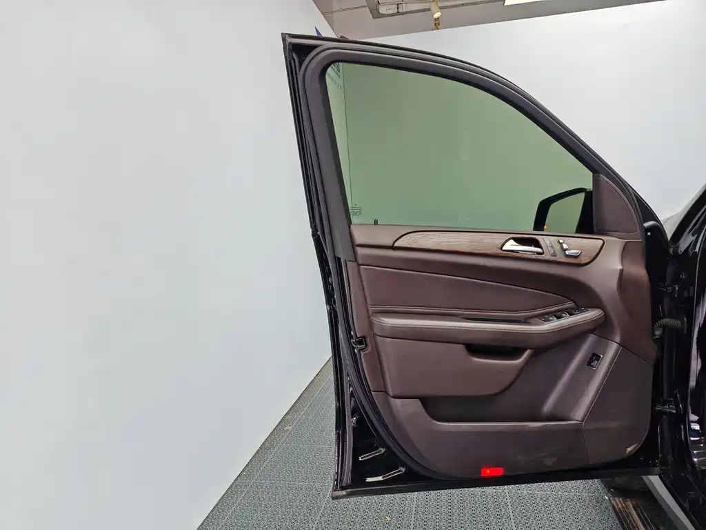 Mercedes-Benz GLE (Import) — миниатюра 13