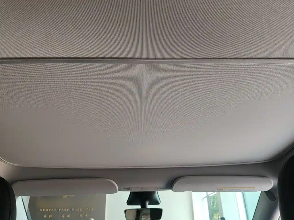 Tesla Model Y — миниатюра 18