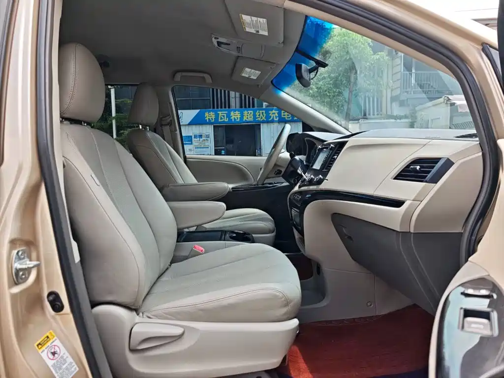 Toyota Sienna — миниатюра 20