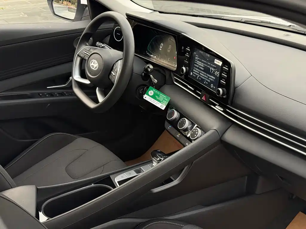 Hyundai Elantra — миниатюра 12