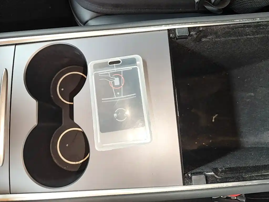 Tesla Model Y — миниатюра 9