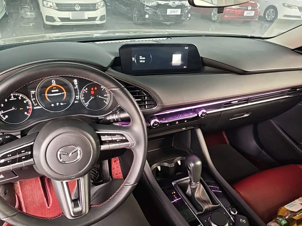 Mazda Mazda3 Axela 2.0 л 2023 г. Серебристо-серый, пробег 23800 км