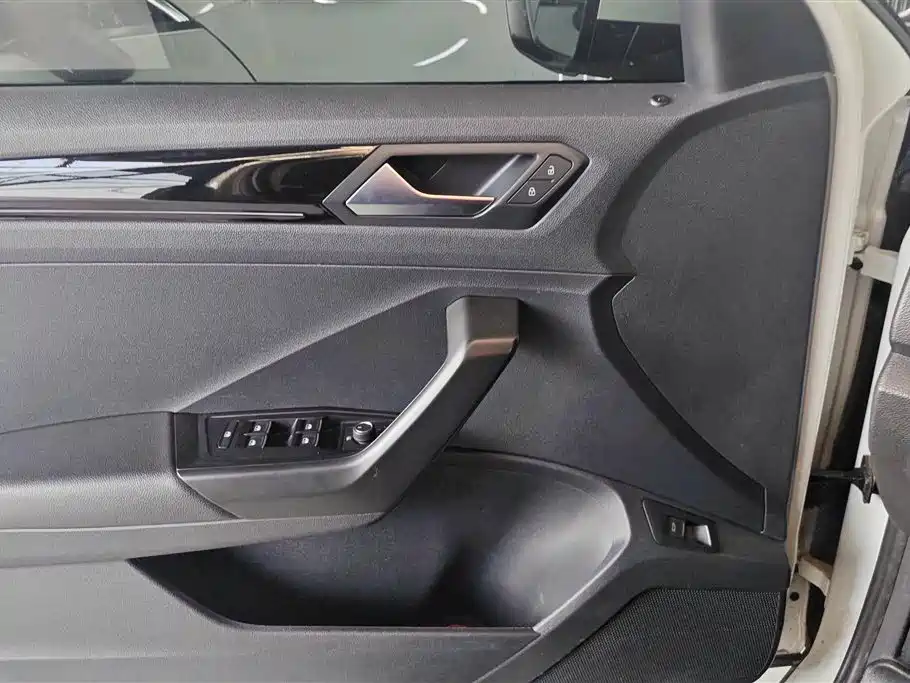 VOLKSWAGEN T ROC EXPLORING SONGS