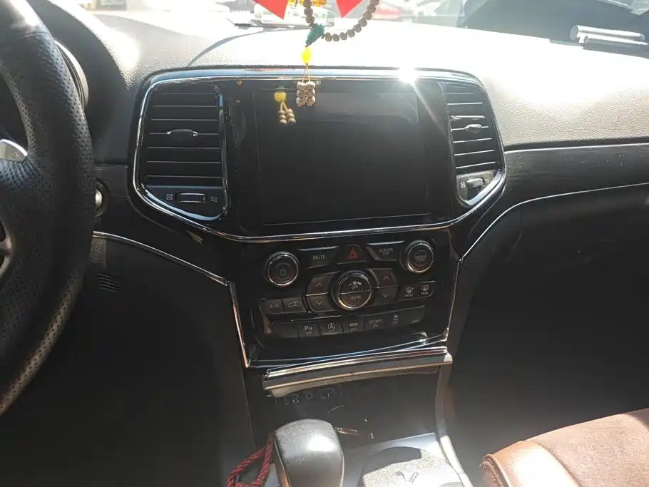 Jeep Grand Cherokee (Import) — миниатюра 13