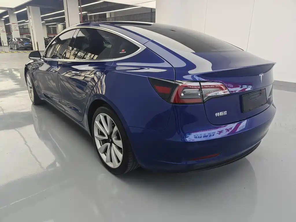 Tesla Model 3 — миниатюра 7
