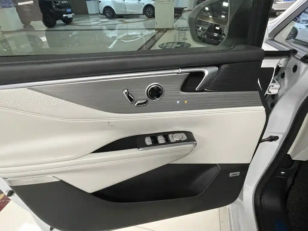 Buick GL8 Hybrid — миниатюра 5