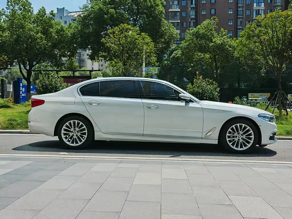 BMW 5 Series — миниатюра 9