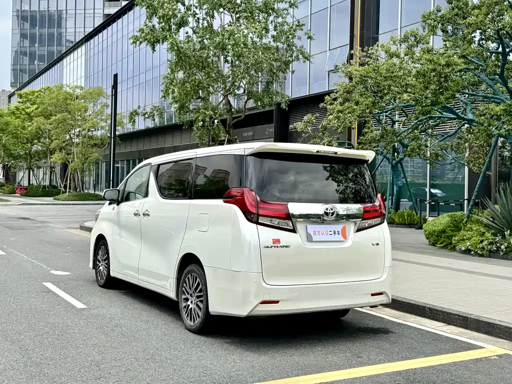 Toyota Alphard — миниатюра 4