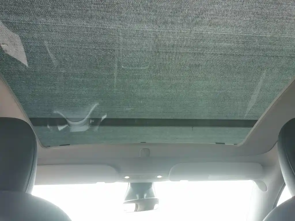 Tesla Model Y — миниатюра 18