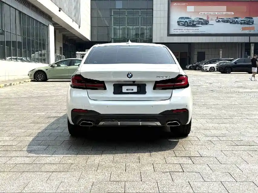 BMW 5 Series — миниатюра 8