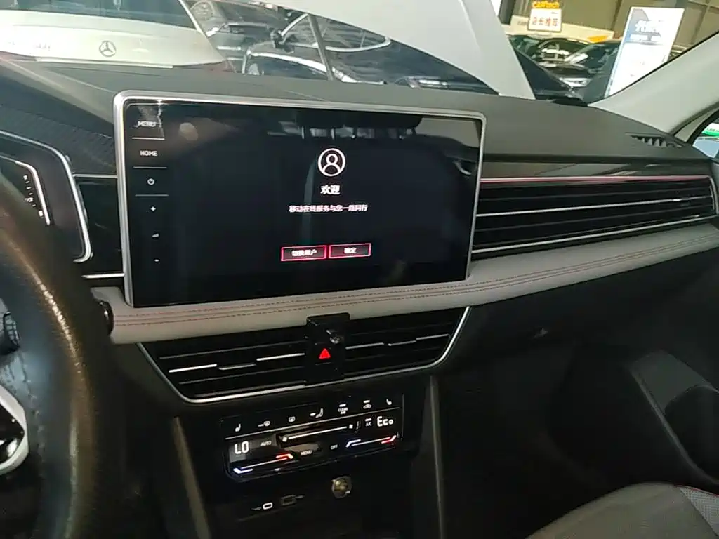 Volkswagen Tiguan L PHEV — миниатюра 13