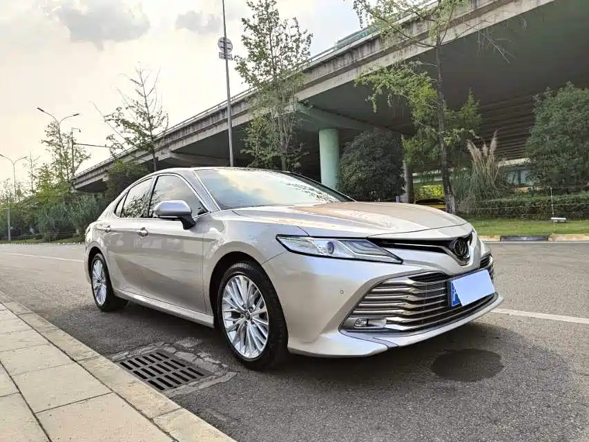 Toyota Camry — миниатюра 3