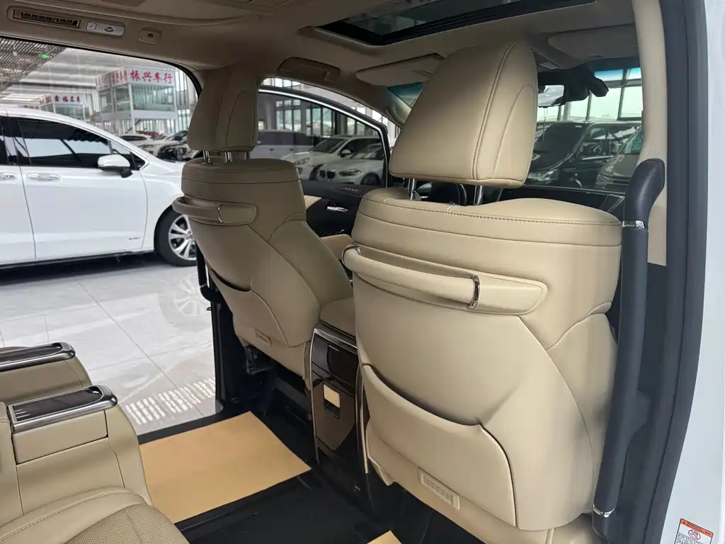 Toyota Alphard — миниатюра 11