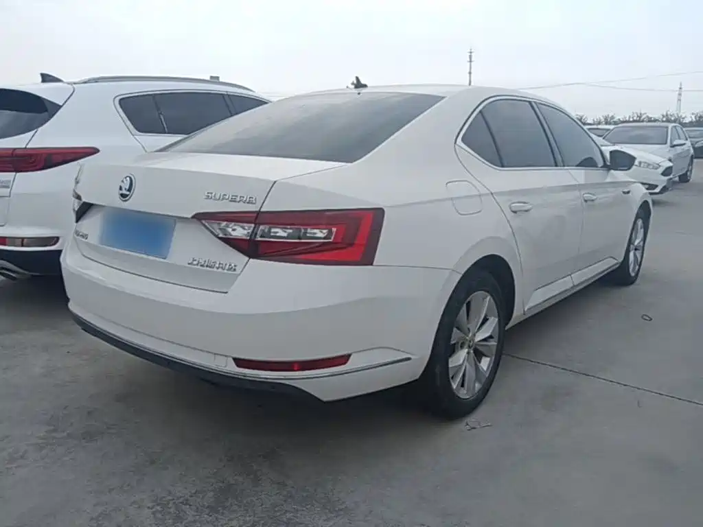 Skoda Superb — миниатюра 7
