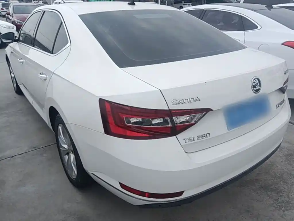 Skoda Superb — миниатюра 5