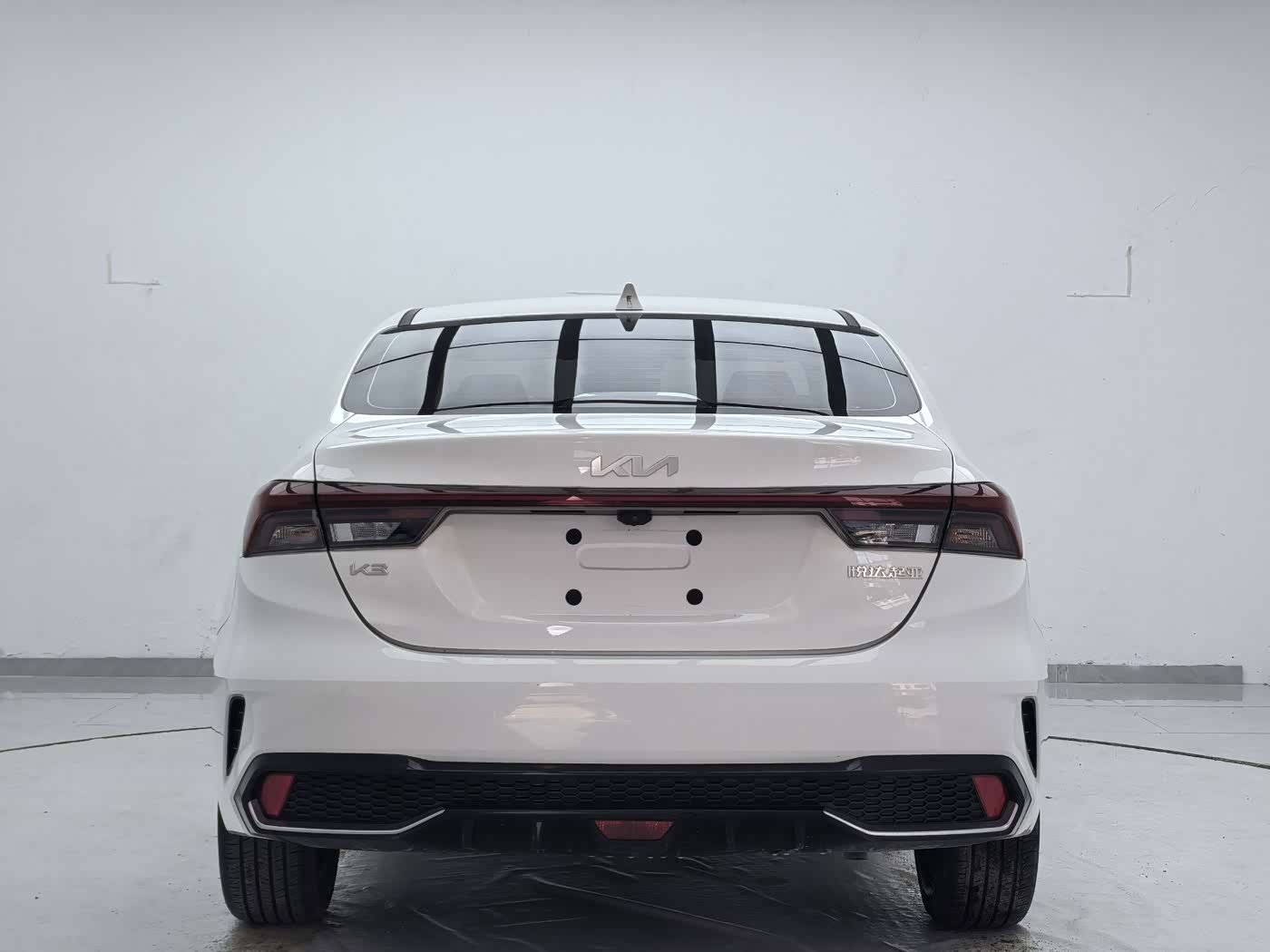 Kia K3 1.5 л 2023 г. Белый, пробег 15000 км