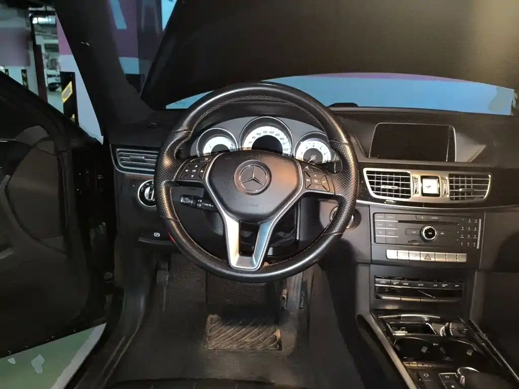 Mercedes-Benz E-Class — миниатюра 3