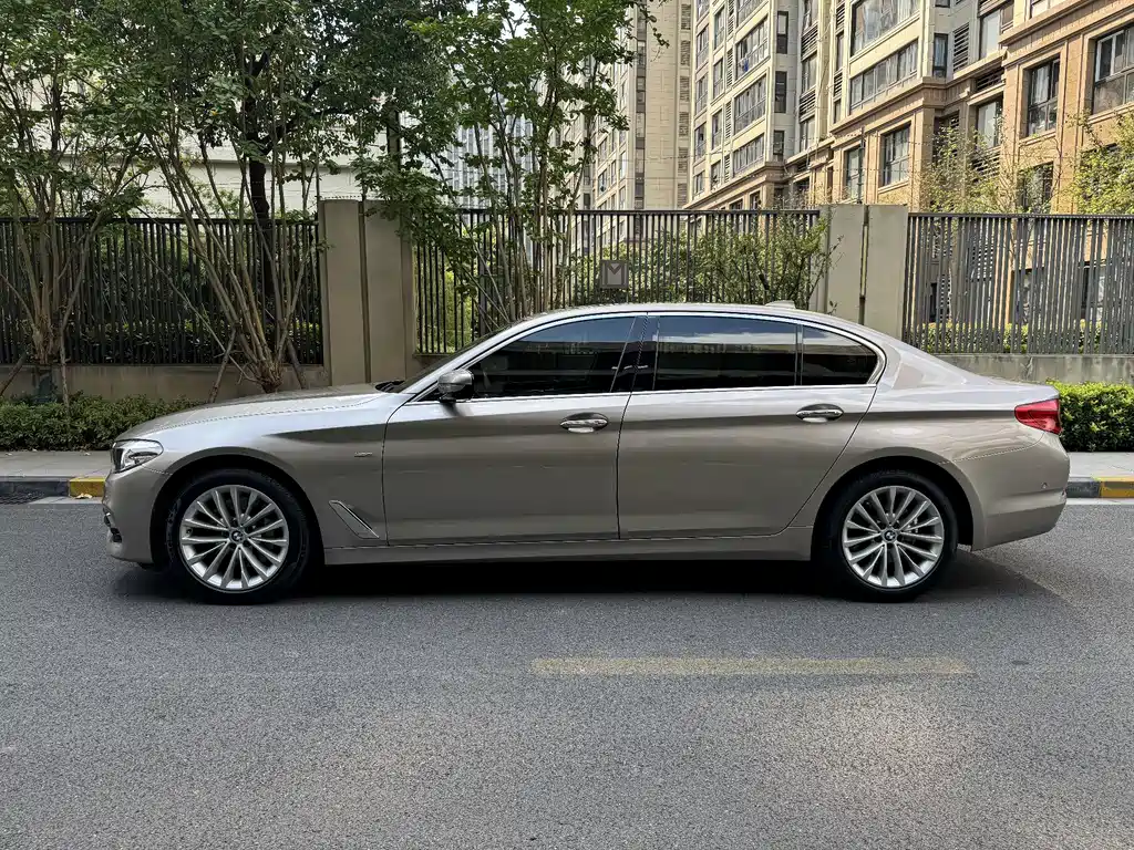 BMW 5 Series — миниатюра 7
