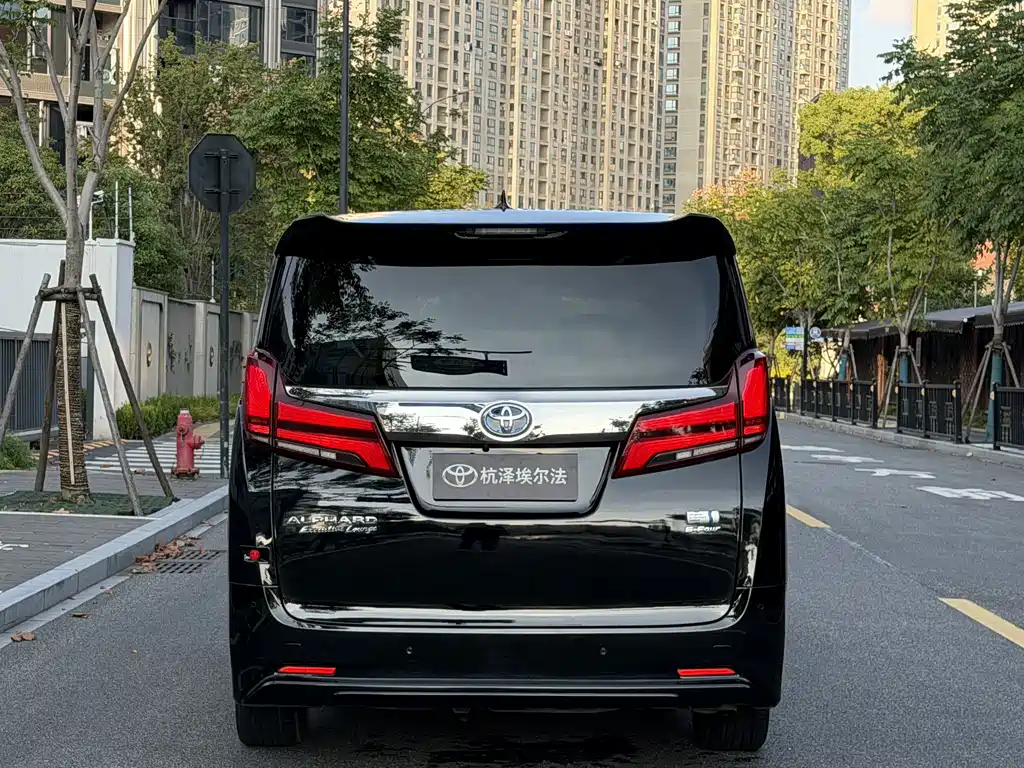 Toyota Alphard — миниатюра 5
