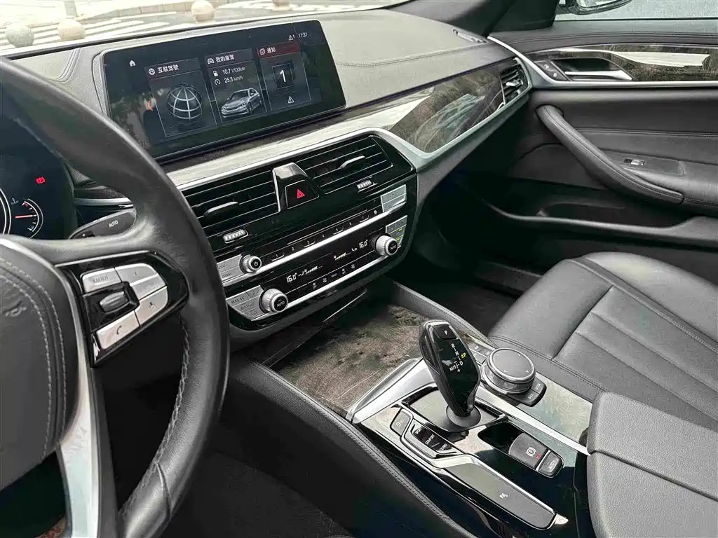 BMW 5 Series — миниатюра 13