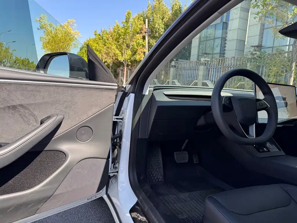Tesla Model 3 — миниатюра 6