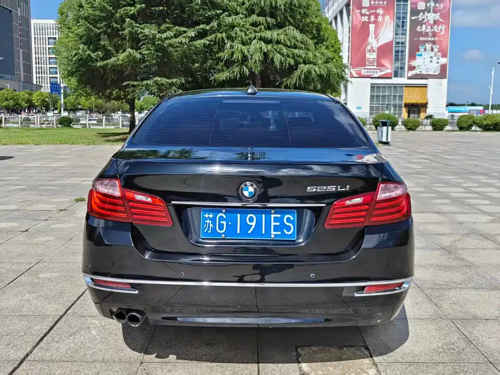 BMW 5 Series — миниатюра 8