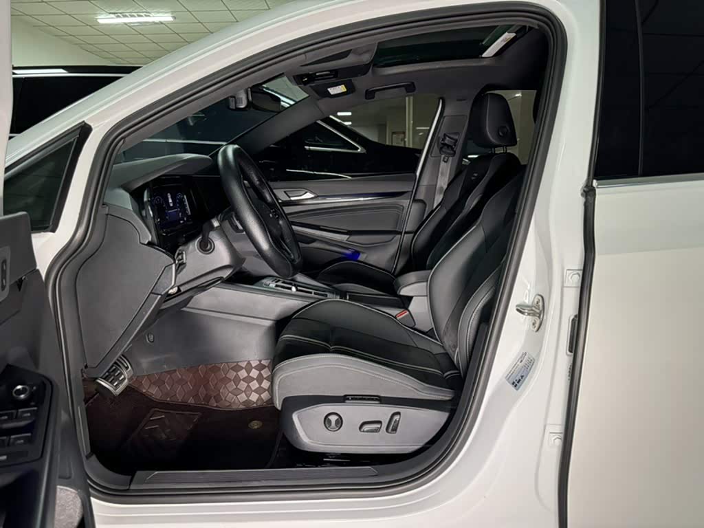 Volkswagen Golf 1.4 л 2023 г. Белый, пробег 29200 км