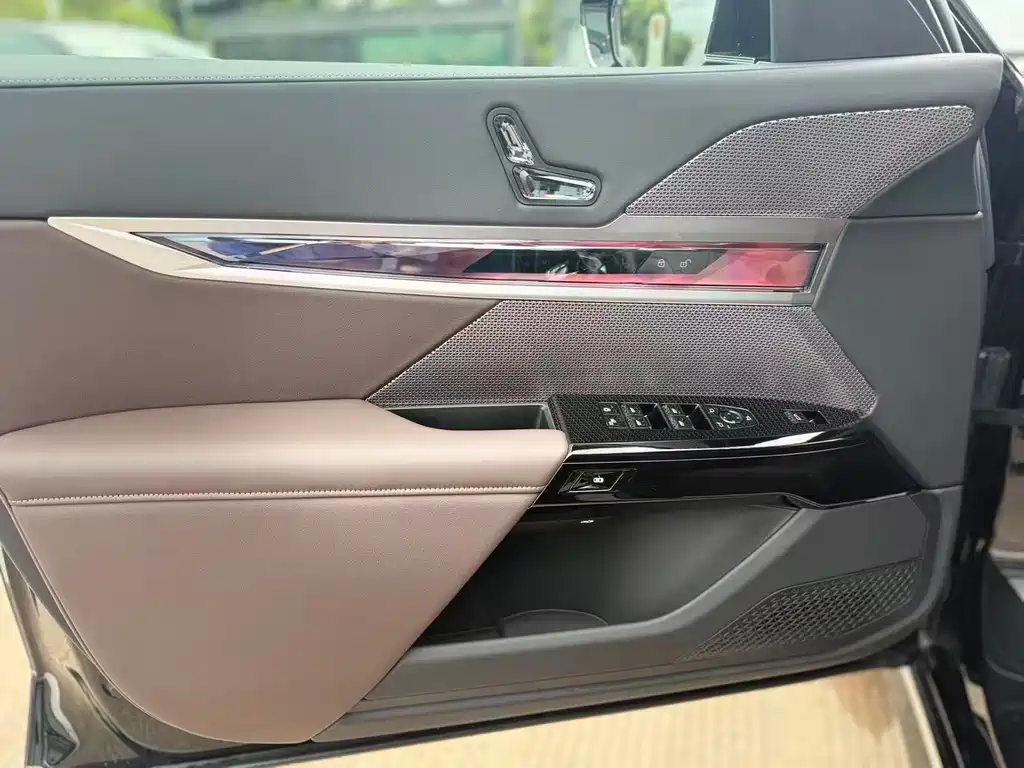 BMW 7 Series — миниатюра 10