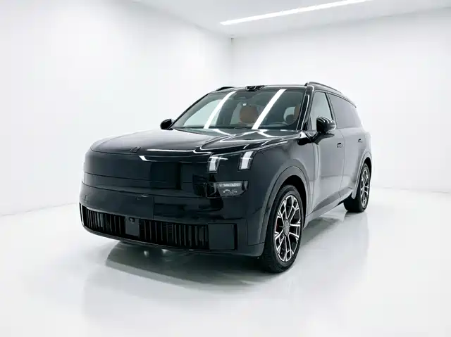 2025 Lynk & Co 900
