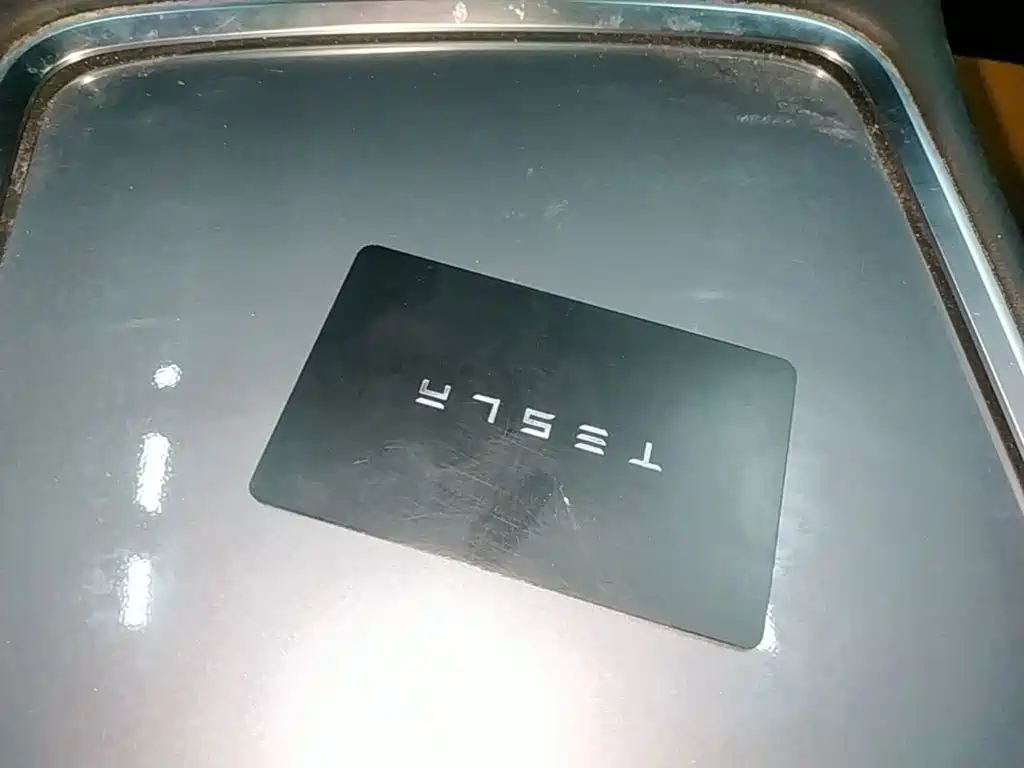 Tesla Model Y — миниатюра 9