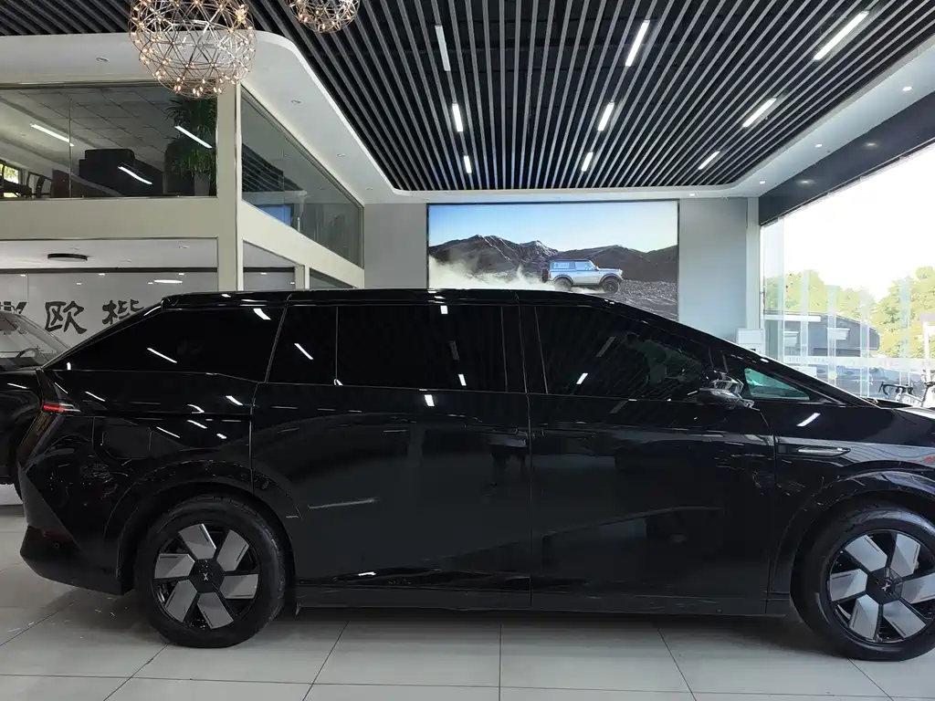XPeng X9 — миниатюра 6