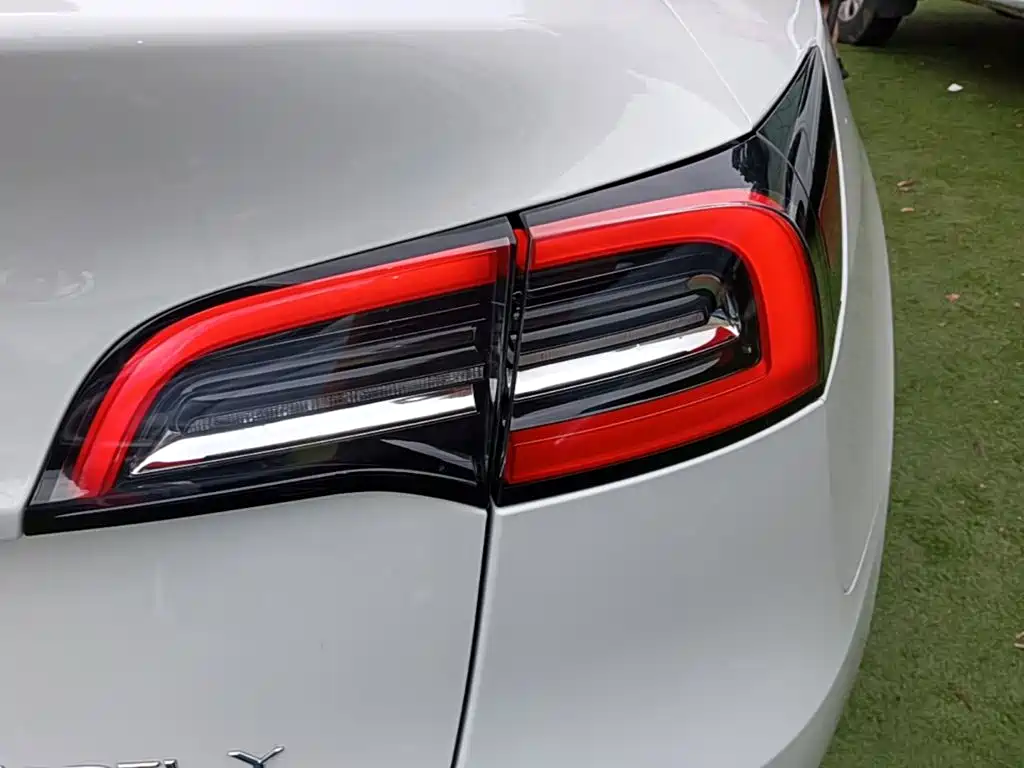 Tesla Model Y — миниатюра 8