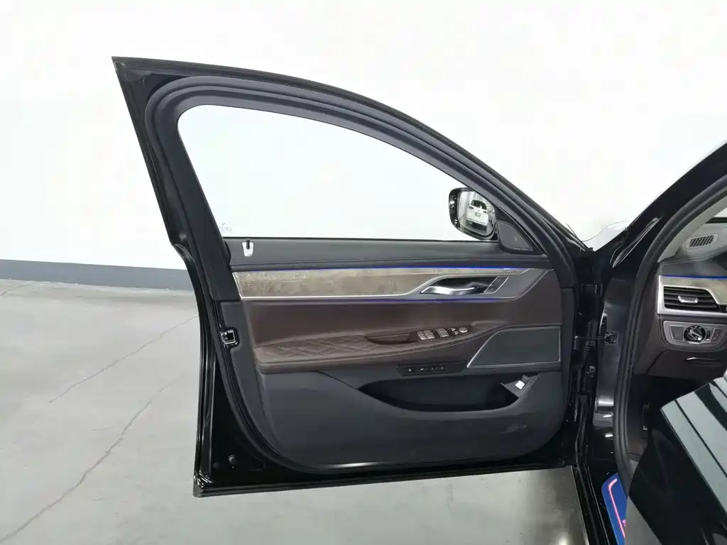 BMW 7 Series — миниатюра 8