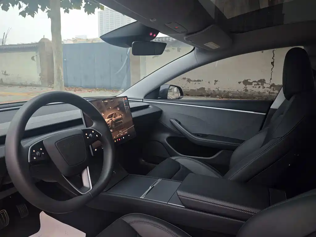 Tesla Model 3 — миниатюра 5