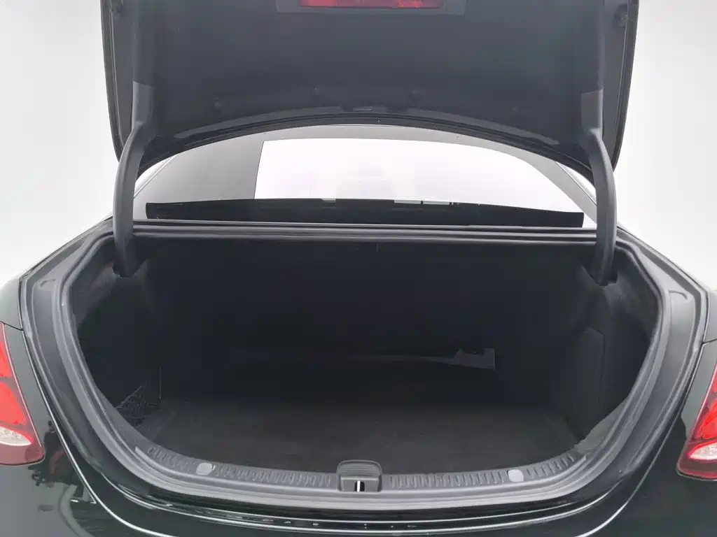 Mercedes-Benz E-Class — миниатюра 16
