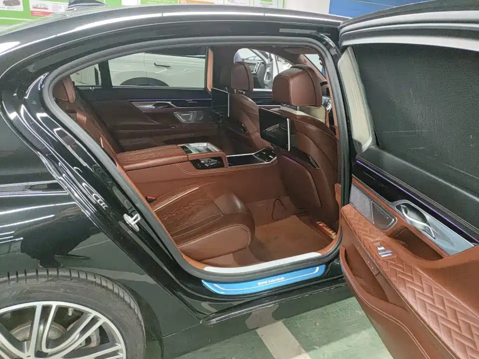 BMW 7 Series — миниатюра 6