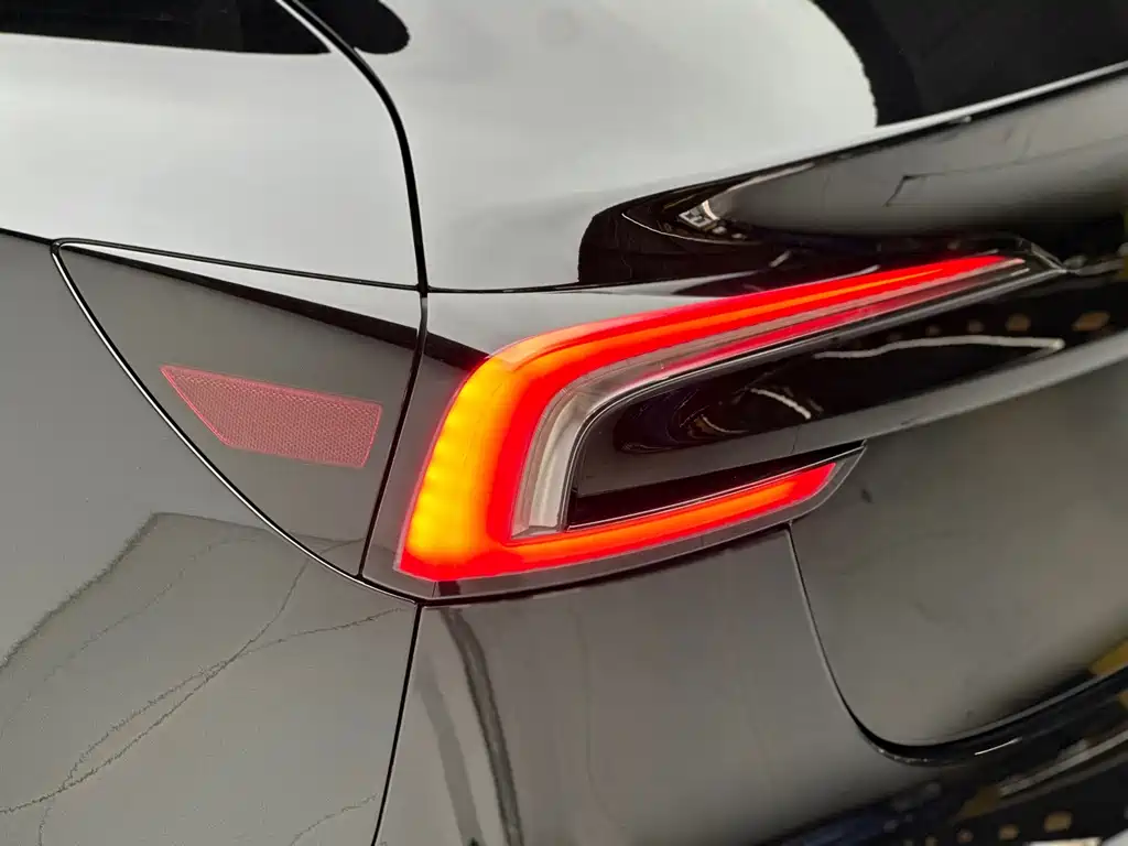 Tesla Model 3 — миниатюра 18