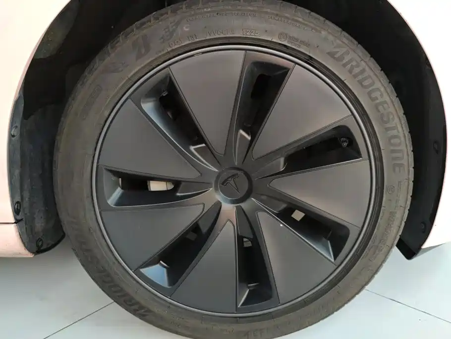 Tesla Model 3 — миниатюра 6