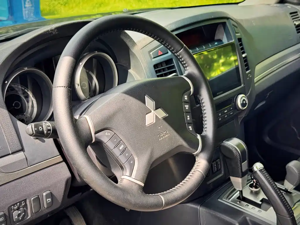 Mitsubishi Pajero (Import) — миниатюра 7