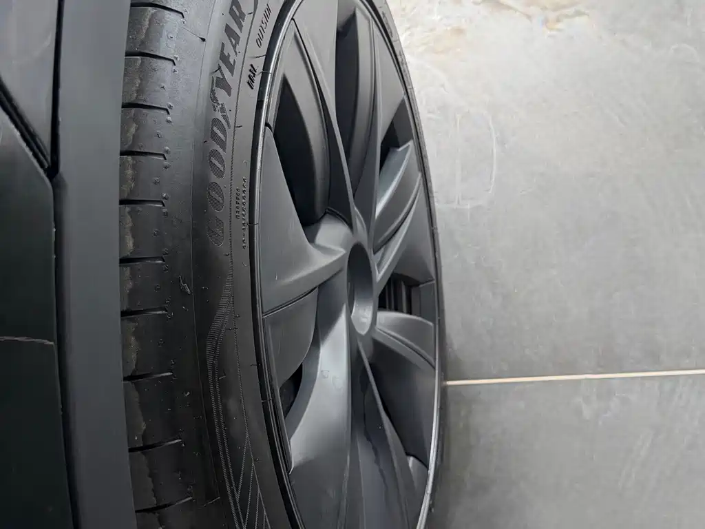 Tesla Model Y — миниатюра 10