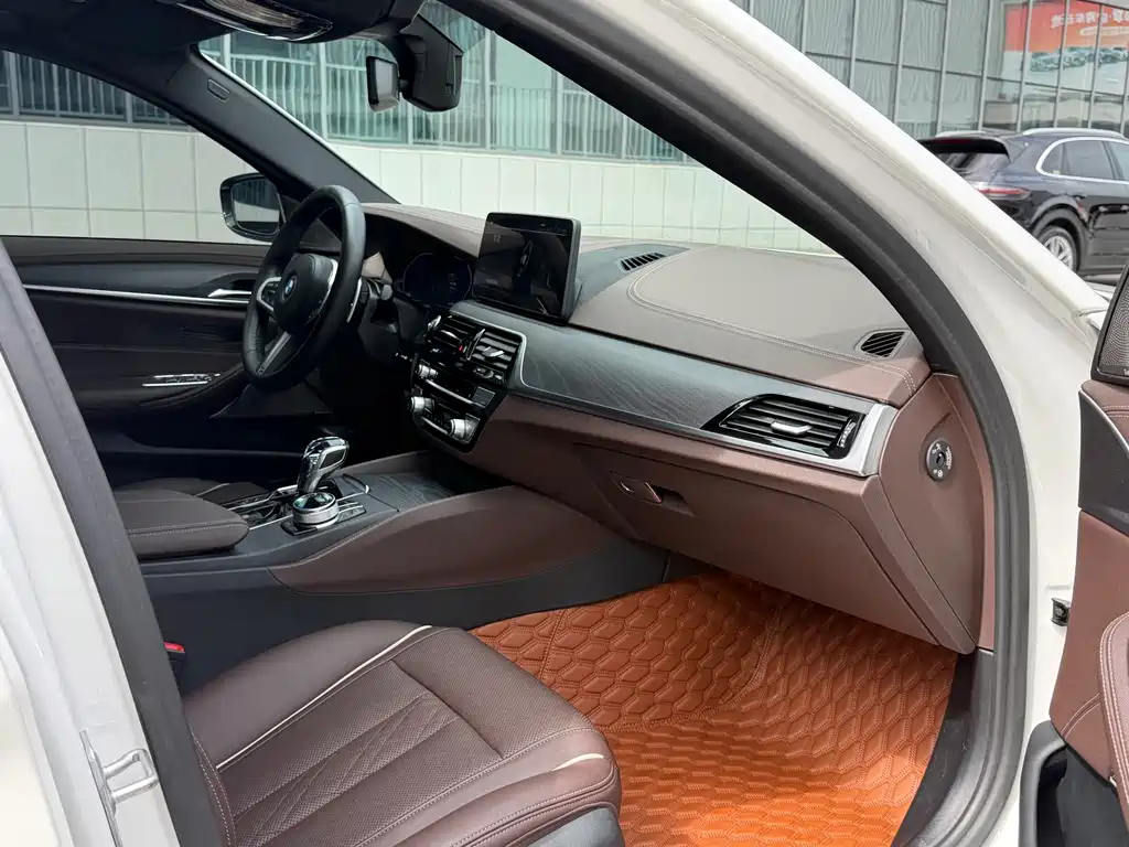 BMW 5 Series — миниатюра 10