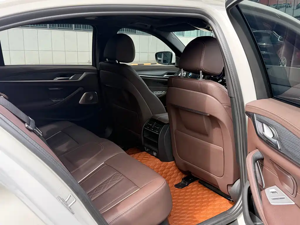 BMW 5 Series — миниатюра 12