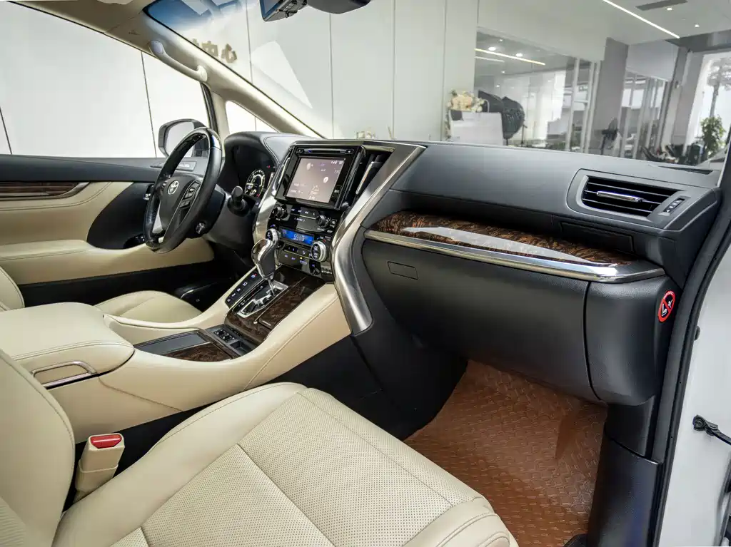 Toyota Alphard — миниатюра 12