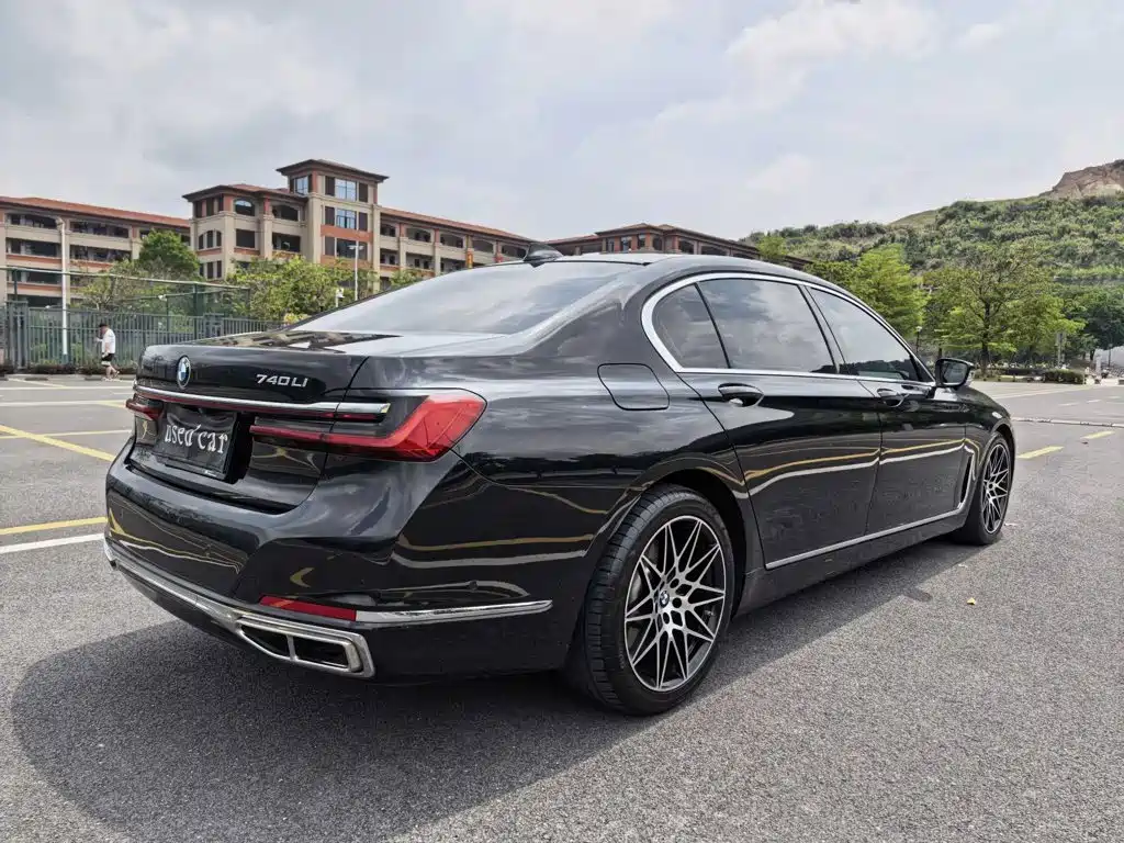 BMW 7 Series — миниатюра 5